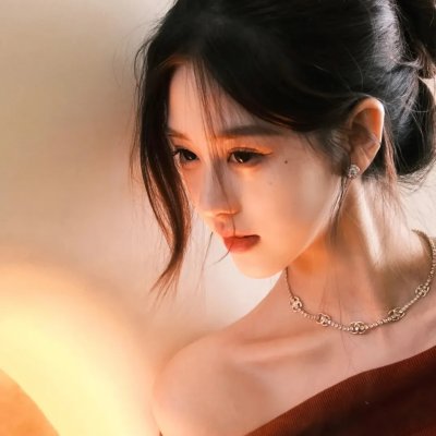 穿黄睡衣的女孩